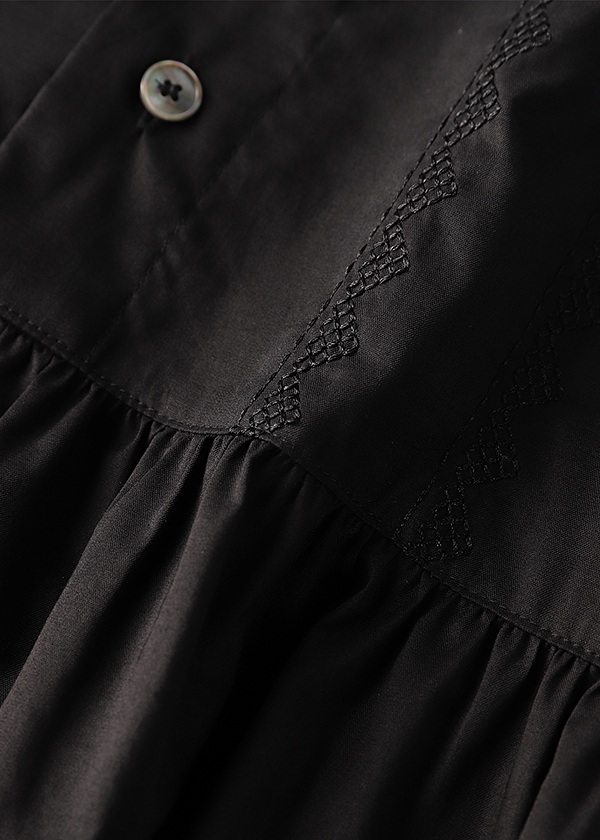 ZUCCa / TRIANGLE EMBROIDERY / ブラウス