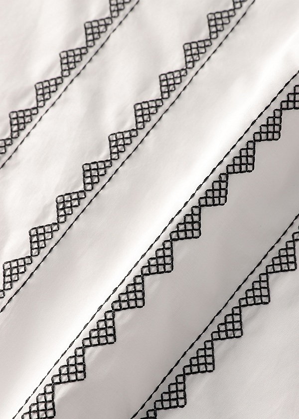 ZUCCa / TRIANGLE EMBROIDERY / ブラウス