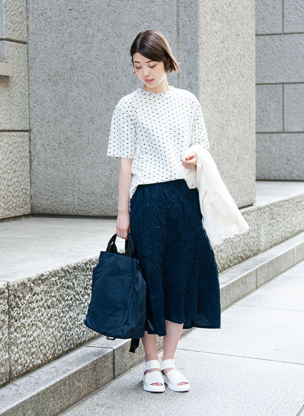Style 02：透けないドット T×引き締め色のスカート