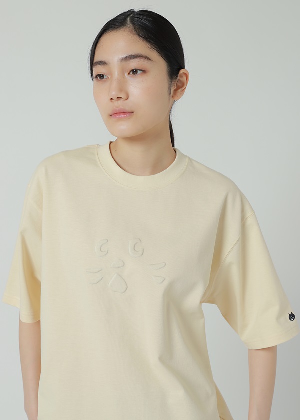 NYA- / PO CLOSE UP EMBOSS T / T�V���c